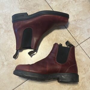 Maroon Blundstone Chelsea boots